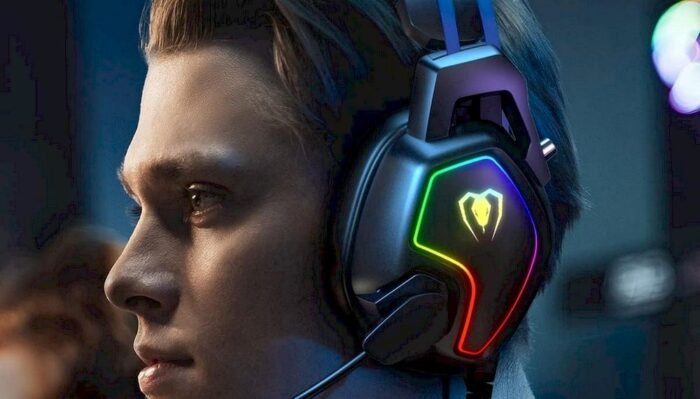 Un homme portant un casque gamer