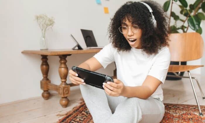 Une femme au casque gamer jouant à la Nintendo Switch