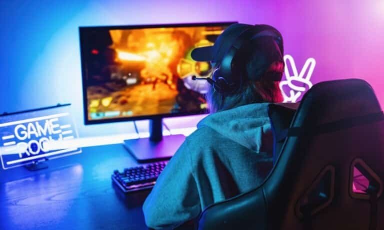 Une personne portant un casque gaming joue à un jeu vidéo