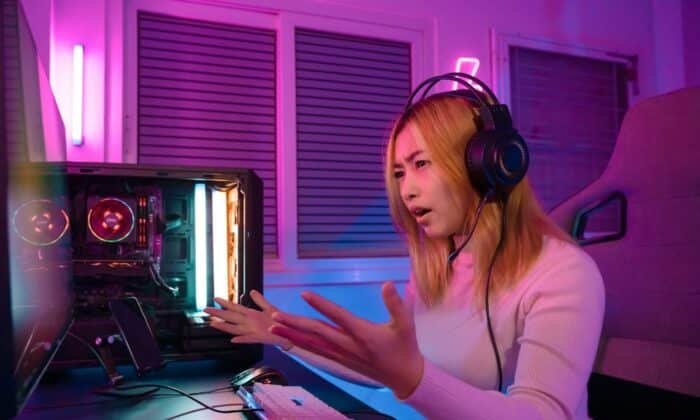 Une femme équipée d'un casque gaming pas cher joue à un jeu vidéo