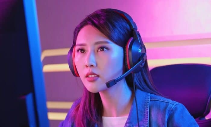 Une femme équipée d'un casque gaming pas cher joue à un jeu vidéo