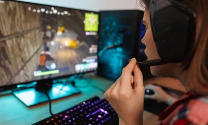 Une personne équipée d'un casque gaming pas cher joue à un jeu vidéo