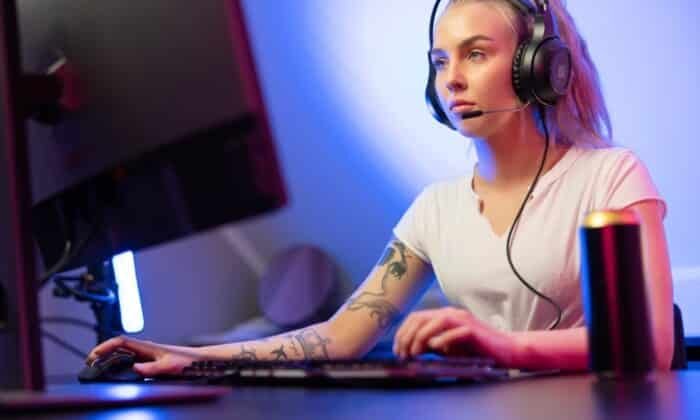 Une femme équipée d'un casque gaming pas cher joue à un jeu vidéo