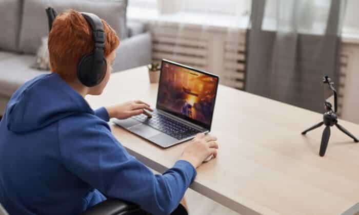Un enfant équipé d'un casque gaming pas cher joue à un jeu vidéo