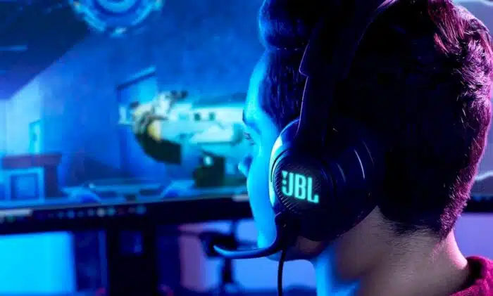 Un homme &eacute;quip&eacute; d'un casque gamer pour PS4 et PS5 joue &agrave; un jeu vid&eacute;o