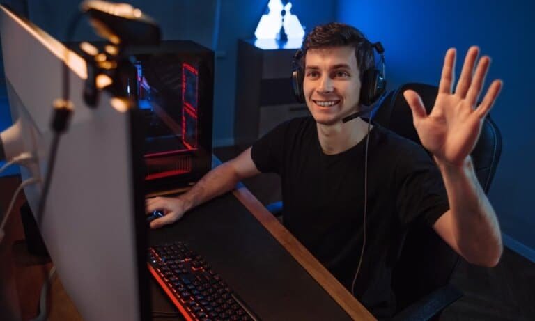 Un homme équipé d'un casque gamer pour PS4 et PS5 joue à un jeu vidéo