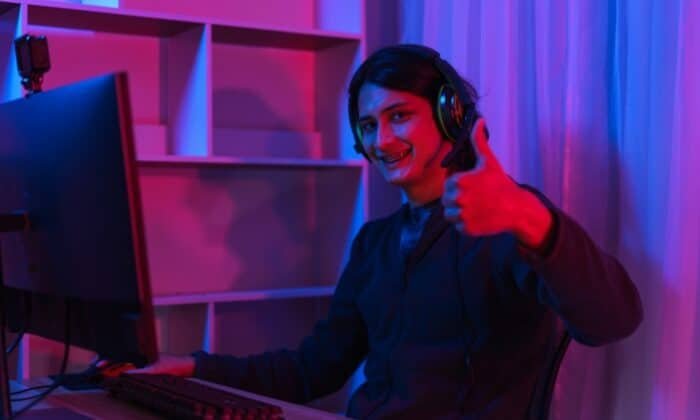 Un homme équipé d'un casque gamer pour PS4 et PS5 joue à un jeu vidéo
