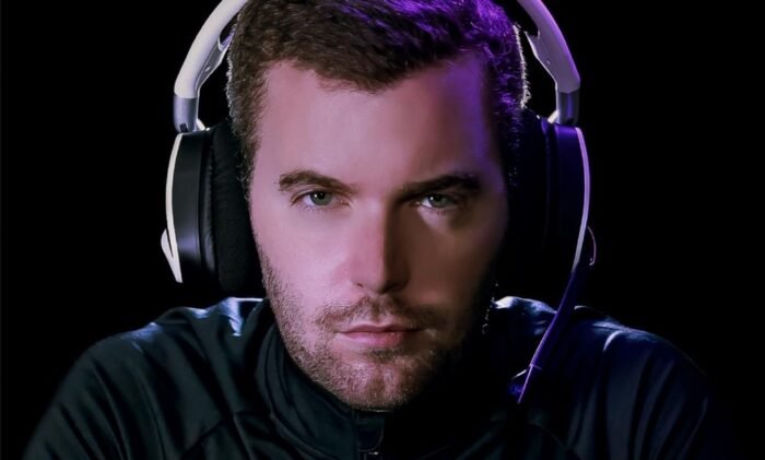 Un gamer portant un casque Corsair