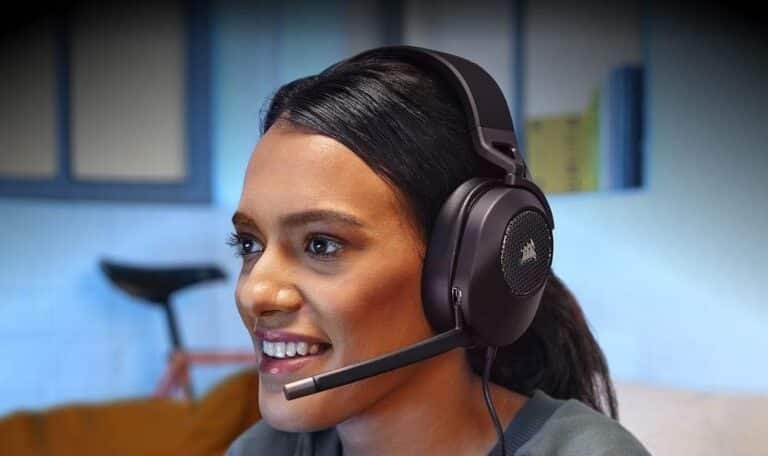 Une femme portant un casque gamer Corsair