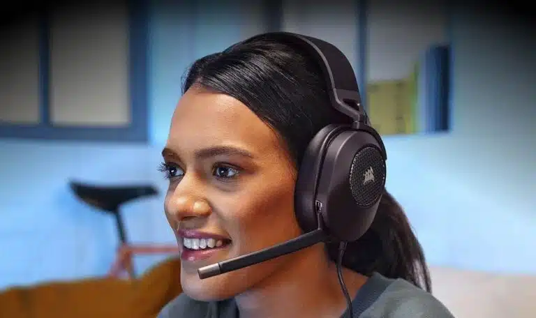 Une femme portant un casque gamer Corsair