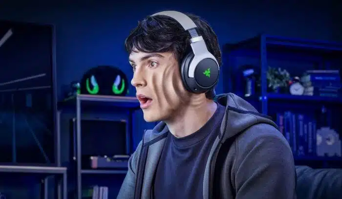 Un gamer portant un casque Razer