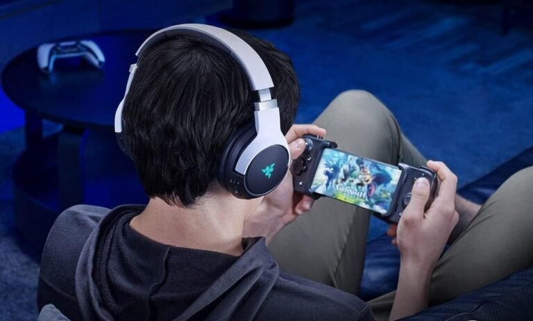 Un gamer portant un casque Razer
