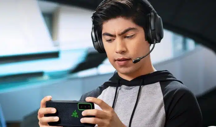 Un gamer portant un casque Razer