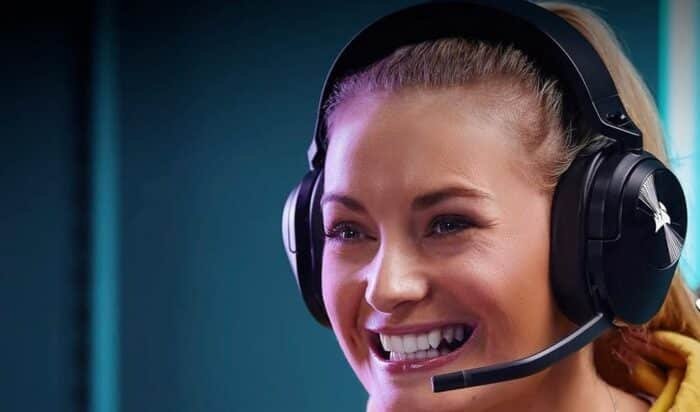 Une femme portant un casque gamer sans fil