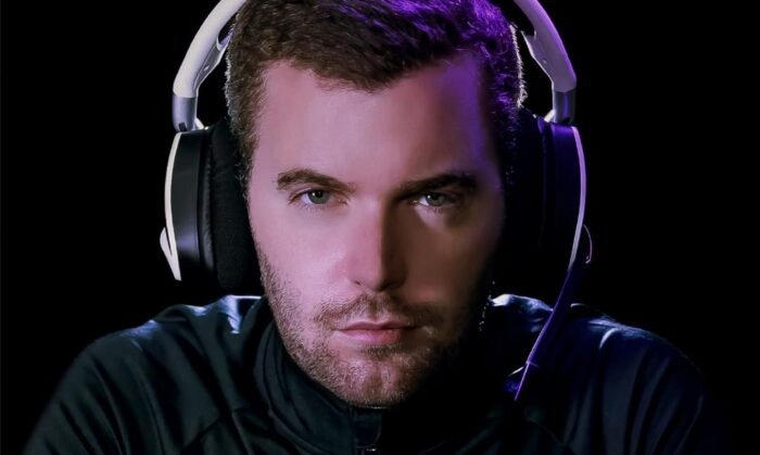 Un homme portant un casque gamer sans fil