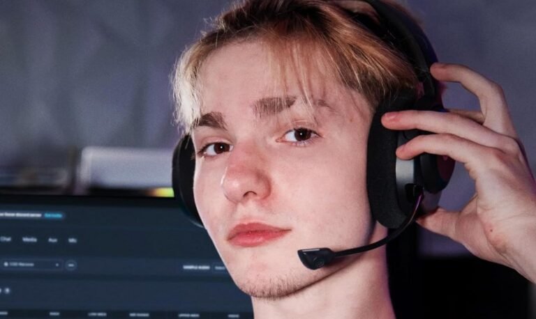 Un gamer portant un casque Steelseries