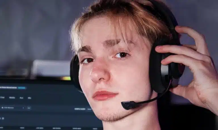 Un gamer portant un casque Steelseries
