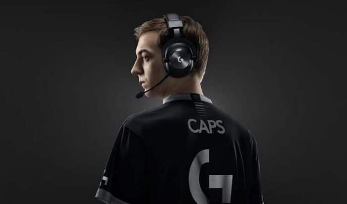 Un gamer portant un casque Logitech