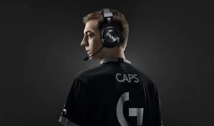 Un gamer portant un casque Logitech