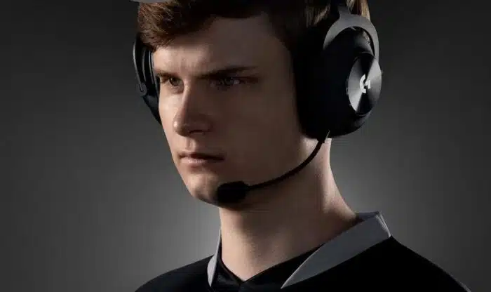 Un gamer portant un casque Logitech