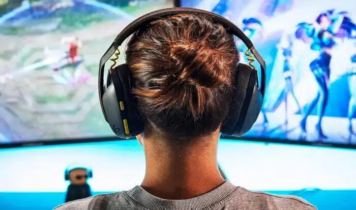Un gamer portant un casque Logitech