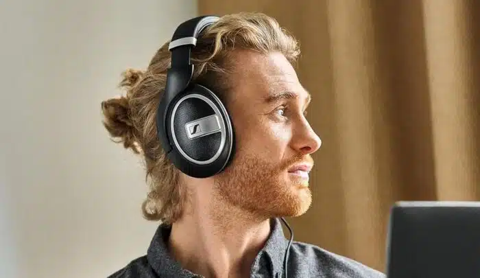 Un homme portant un casque Sennheiser
