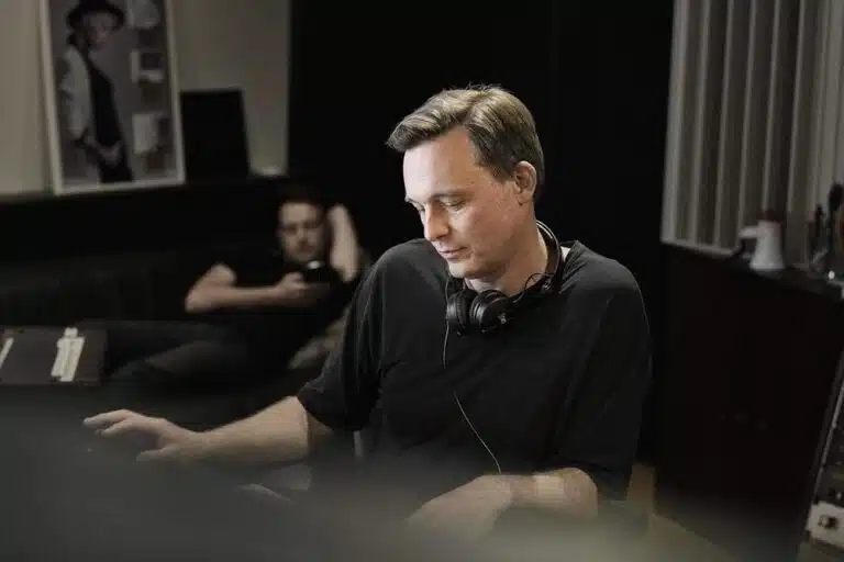 Un homme avec un casque Sennheiser