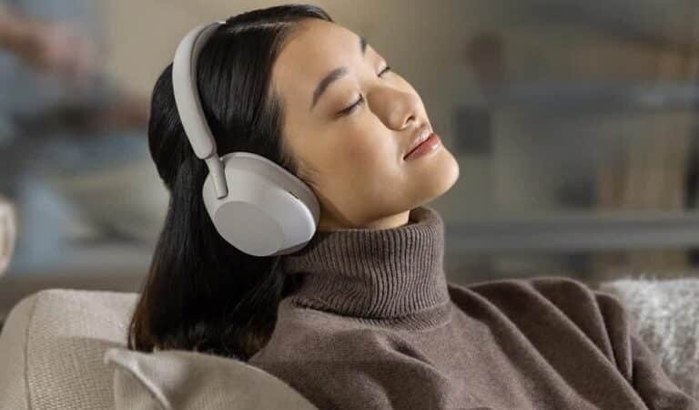 Une femme portant un casque Sony