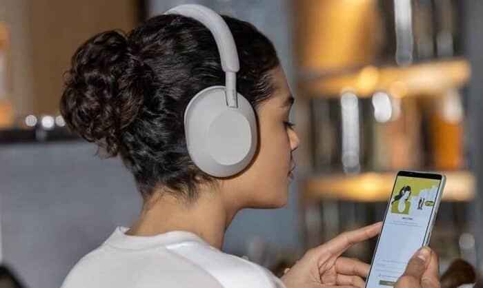 Une femme portant un casque Sony