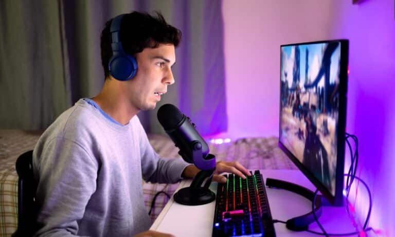 Un joueur de jeu vidéo employant un micro gamer