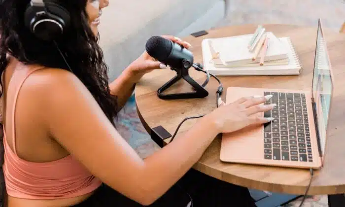 Une femme utilisant un bon micro pour faire du streaming