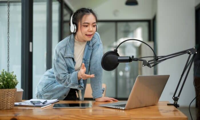 Une femme utilisant un micro pour faire du streaming