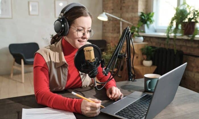 Une femme utilisant un bon microphone pour faire du streaming