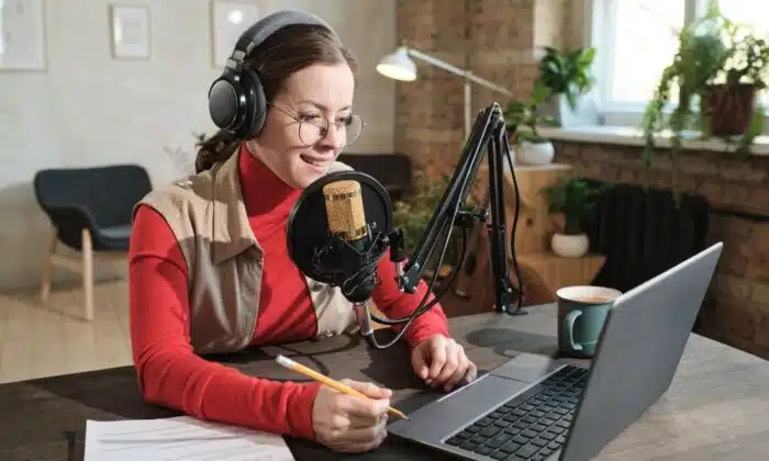 Une femme utilisant un bon microphone pour faire du streaming