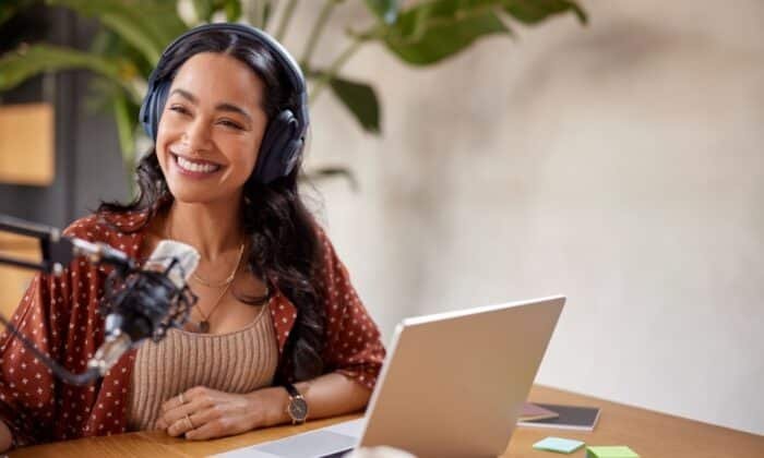 Une femme employant un micro pour faire du streaming