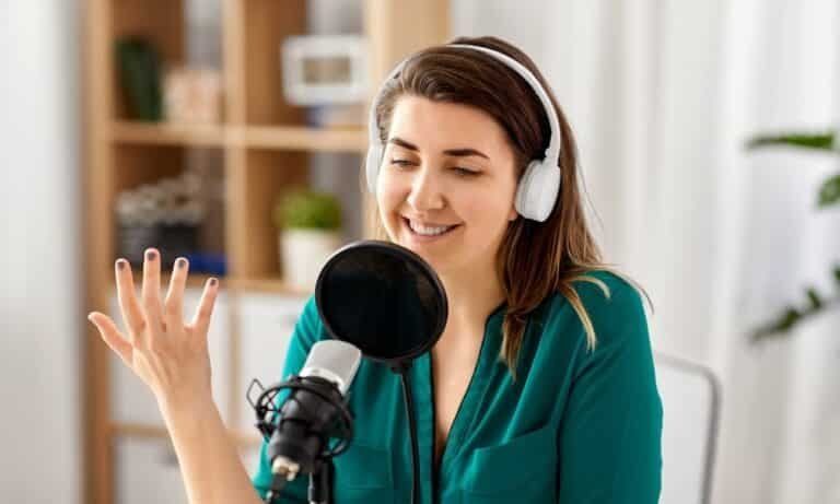 Une femme utilisant un micro pour faire du streaming