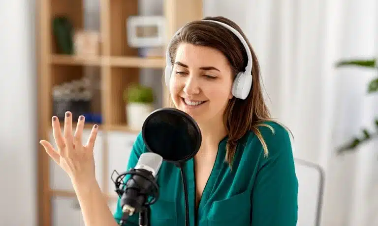 Une femme utilisant un micro pour faire du streaming