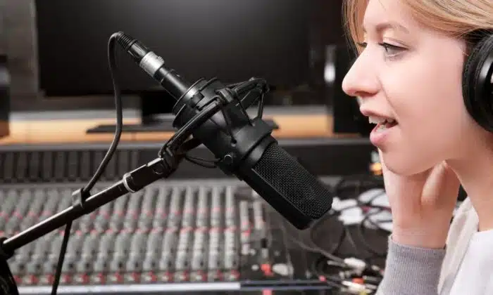 Une femme utilisant un microphone pour faire du streaming