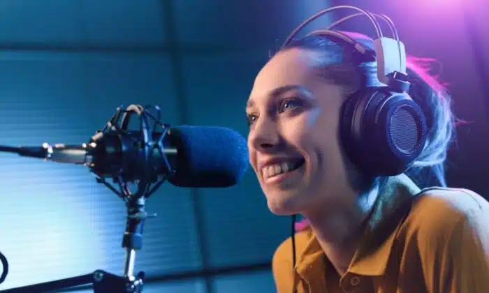 Une femme employant un micro pour faire du streaming