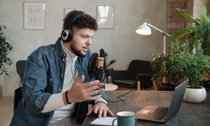 Un homme utilisant un microphone pour faire du streaming
