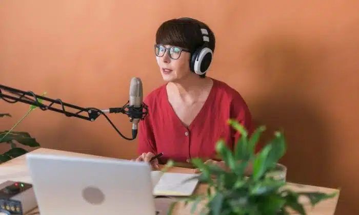 Une femme utilisant un micro pour faire du streaming