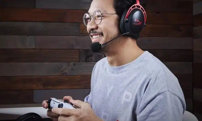 Un gamer portant un casque HyperX Cloud Alpha