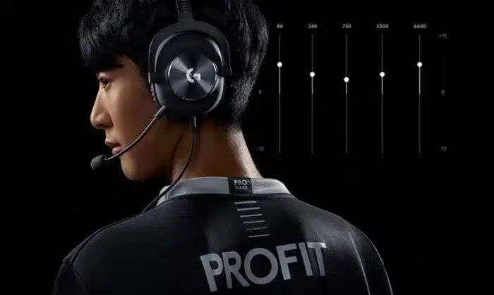 Un gamer portant un casque Logitech G Pro X