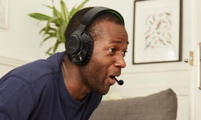 Un gamer portant un casque sans fil à moins de 100 €