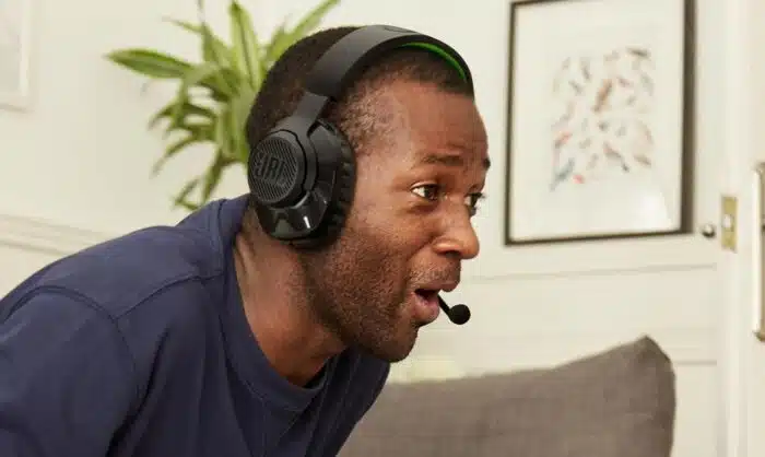 Un gamer portant un casque sans fil &agrave; moins de 100 &euro;