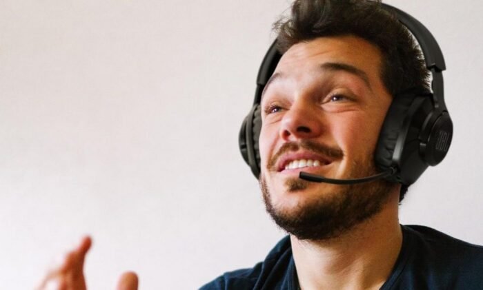 Un homme portant un casque gaming sans fil à moins de 100 €