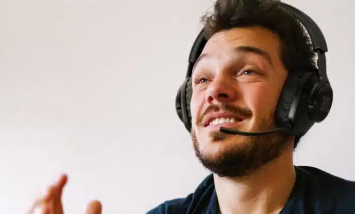 Un homme portant un casque gaming sans fil &agrave; moins de 100 &euro;