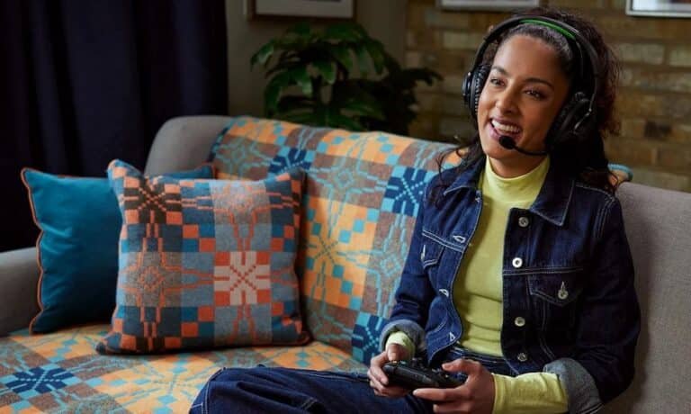 Une femme portant un casque gaming sans fil à moins de 100 €