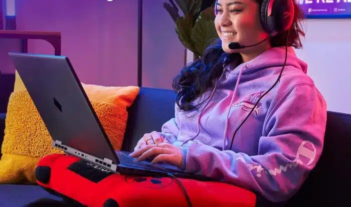 Une femme portant un casque HyperX