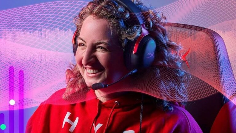 Une femme portant un casque HyperX